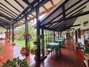 eine Terrasse mit Tischen und Stühlen in einem Gebäude in der Unterkunft die sonne in Estación El Salto
