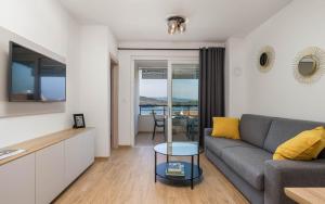 a living room with a couch and a table at Cres Sea & Sunset View in Cres