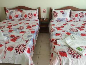 two beds sitting next to each other in a bedroom at Pousada Avalon - Lucena - PB in Lucena