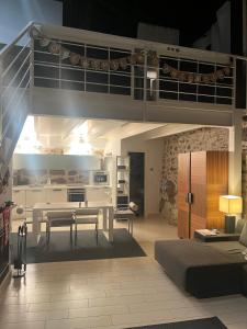 a room with a loft bed with a table and a kitchen at Las Ventanas del Cielo, Ávila in Ávila
