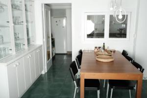 a dining room with a wooden table and black chairs at BaruHaus GRUPOS Rua Legio in León