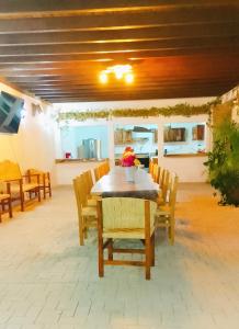 a dining room with a table and chairs at Casa Bugambilia in Paso Hondo
