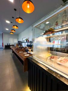 a restaurant with a long buffet line with food at Hotel Essência Campo Erê in Campo Erê