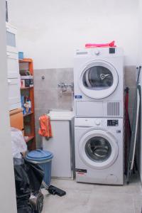 a washing machine and a washer in a room at Il pozzo & La volta in Siena