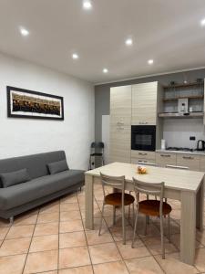 a living room with a table and a couch at Double Spaces Apartaments in Tortona