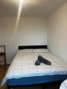 a bed in a room with a white wall at Overton 1 in London