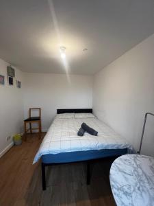 a bedroom with a bed in a room at Overton 1 in London