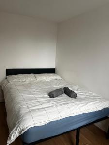 a bed in a room with a white wall at Overton 1 in London