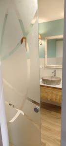 a bathroom with a sink and a mirror at Apartamento Les Fonts in Polop