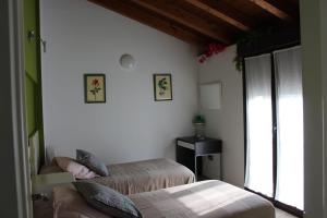 a bedroom with two beds and a window at Casa Mila in Etayo