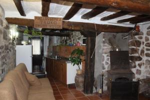 a living room with a couch and a kitchen at Casa Mila in Etayo