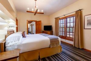 a bedroom with a large bed and a window at Hotel Chimayo de Santa Fe in Santa Fe
