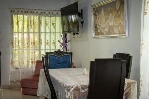 a dining room with a table and a window at Alojamiento Rural Casa de Campo Erika Sofia in Rivera