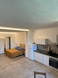 a room with a bed and a kitchen with a bed gmaxwell gmaxwell gmaxwell at Il pozzo & La volta in Siena