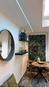 a room with a table and a green wall at Charnel - Suite Bali in Liège