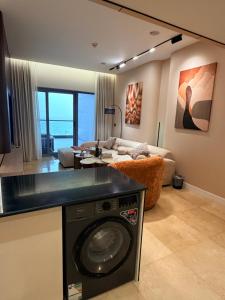 a kitchen and living room with a washing machine at برج داماك الجوهرة جدة - Damac Al Jawharah Tower in Jeddah
