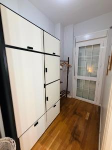 a room with white cabinets and a window at Apto Tramontana 98 in El Puerto de Santa María