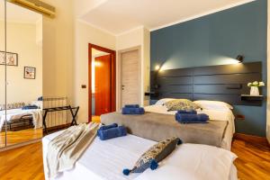 a bedroom with three beds and a blue wall at Flamingo Poetto in Quartu SantʼElena