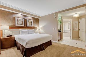 a bedroom with a large bed and a bathroom at MGM Signature 03-818 Jacuzzi Studio in Las Vegas