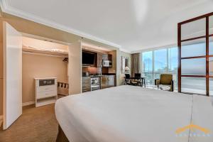 a hotel room with a large bed and a kitchen at MGM Signature 03-818 Jacuzzi Studio in Las Vegas +45 photos