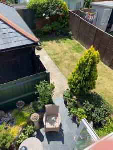 an aerial view of a garden with chairs and plants at Lovely Central Romsey Apartment in Romsey