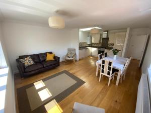 a living room with a couch and a table at Lovely Central Romsey Apartment in Romsey
