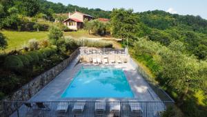 an overhead view of a swimming pool with chairs and a house at Agripodere il Falco - Tuscany Nature & Relax in Pontremoli