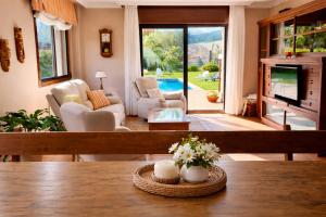 a living room with a table with flowers on it at Holibai, Feiticeira, Vacaciones familiares, Casa de Ensueño en Galicia in Gondomar