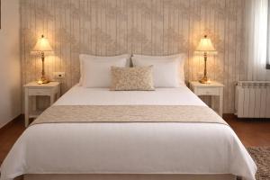 a bedroom with a large white bed with two lamps at Holibai, Feiticeira, Vacaciones familiares, Casa de Ensueño en Galicia in Gondomar +28 photos