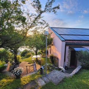a house with a solar panel on its roof at LA COLLINETTA appartamento di vacanza in Collina d'Oro