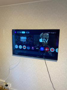 ein Flachbildfernseher, der an einer Wand hängt in der Unterkunft SleepCleanGo 4A in Lima + 17 Fotos