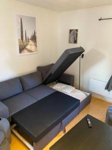 ein Wohnzimmer mit Sofa und Tisch in der Unterkunft SleepCleanGo 4A in Lima