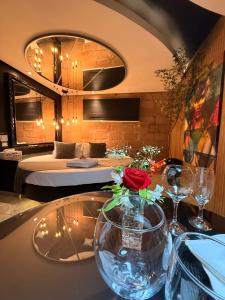 a room with a bed and a table with wine glasses at Hotel Motel Paradiso - Panambi-RS in Tabapira