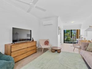 a living room with a tv and a couch at Elsinor 4 in Mulwala