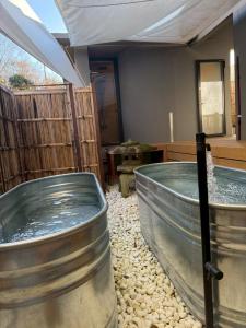 a hot tub in the middle of a room at TIMeSCAPE -hakone- in Miyanoshita