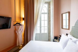 a bedroom with a bed and a window at The Mila Porto in Porto