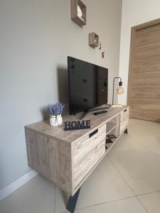 a living room with a tv on a wooden dresser at Dimora Porta Vicenza-Montagnana in Montagnana