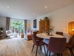a living room with a table and chairs at Het Hertenpad in Hattemerbroek