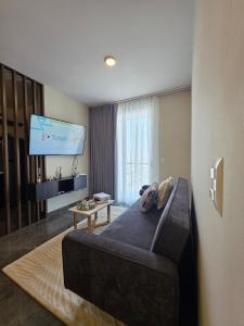 a living room with a couch and a flat screen tv at Puntacero Fundidora 1604 Cintermex in Monterrey