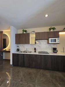 a kitchen with a sink and a counter top at Puntacero Fundidora 1604 Cintermex in Monterrey
