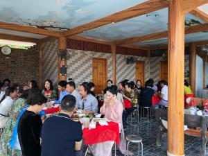 a group of people sitting at tables in a room at Trần Sơn Homestay in Tuyên Quang +22 photos