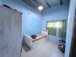 a small room with a bed and a window at Casa saavedra in Estación Ramallo
