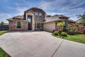 a large brick house with a large driveway at Dei Puer in Glenn Heights