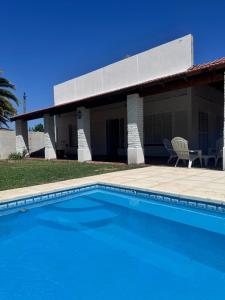 a swimming pool in front of a house at Mística colonial in Gualeguay