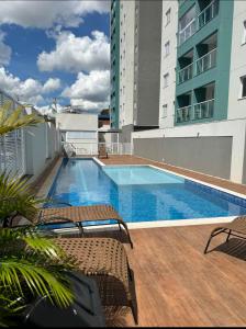 a swimming pool on the roof of a building at Garden 2 quartos com churrasqueira in Bauru