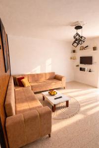a living room with a couch and a coffee table at Le Rooftop Apparte - Barbecue, Grande Terrasse in Nabeul
