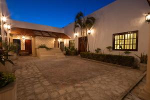 a courtyard of a house at night at Dos Almas Casa Boutique in Campeche