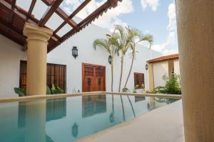 a swimming pool in the middle of a house at Dos Almas Casa Boutique in Campeche