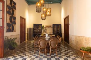 a dining room with a table and chairs at Dos Almas Casa Boutique in Campeche