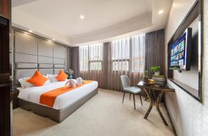 a bedroom with a large bed and a television at 帝锦大酒店 in Supoqiao +62 photos